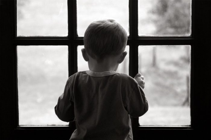 ребенок у окна