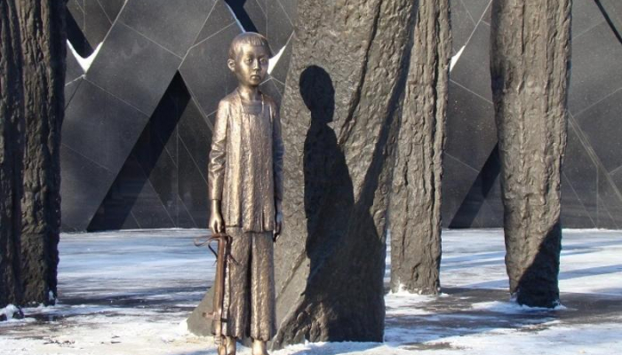 Скульптура мальчика с памятника жертвам голодомора