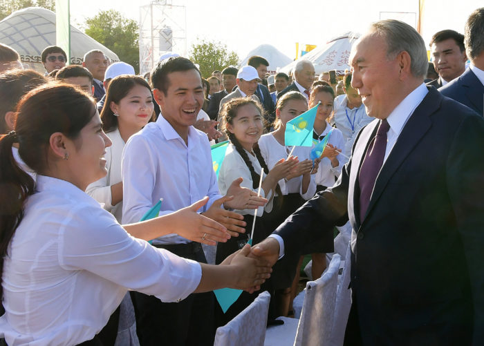 Н. Назарбаев во время визита в Туркестан