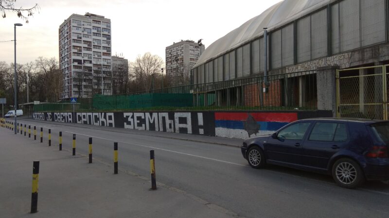 «Косово – святая сербская земля». Граффити на улицах Белграда