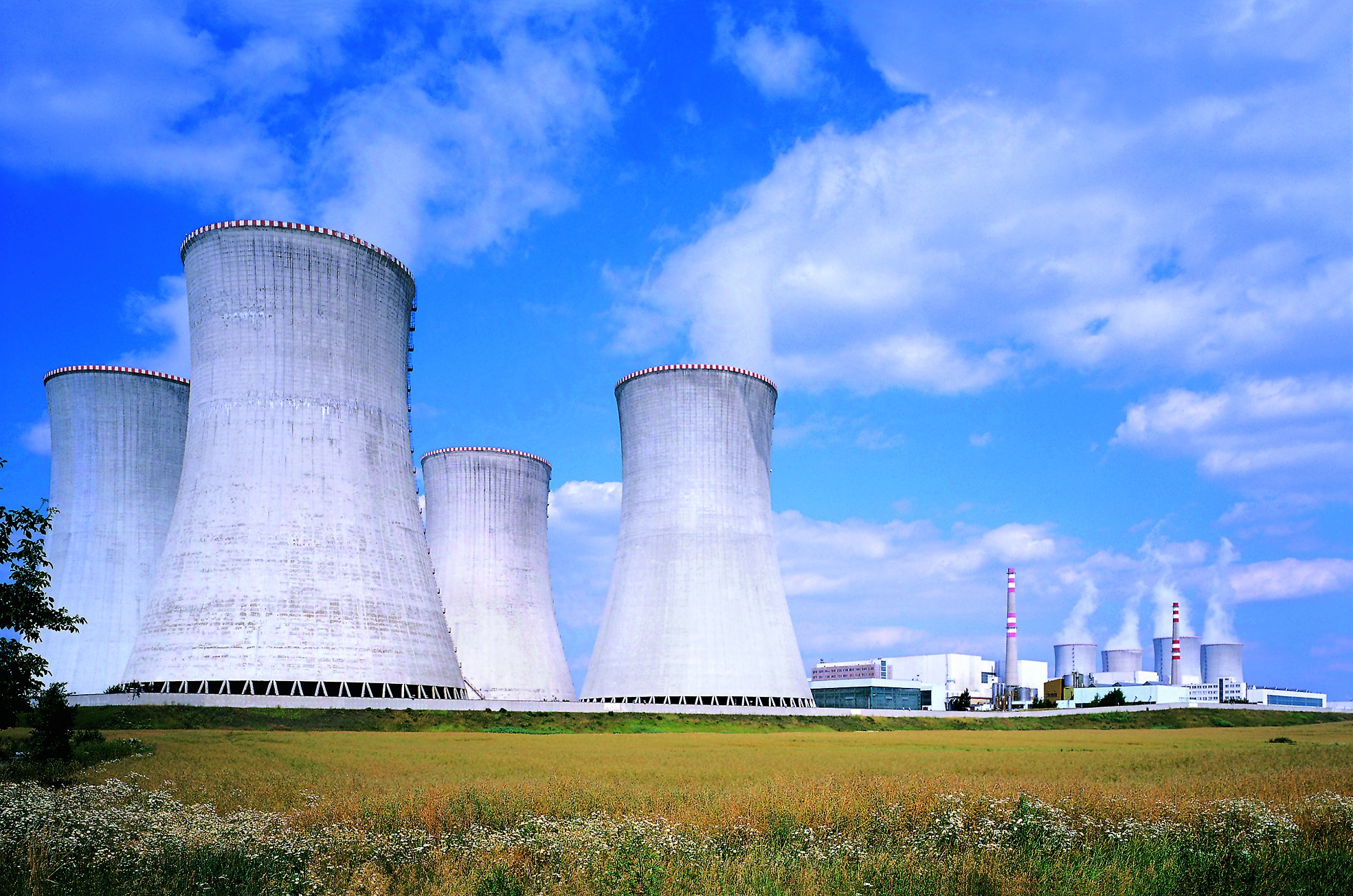 Продукт аэс. Атомная энергия АЭС. Атомная электростанция в Казахстане. Атомная Энергетика России атомные электростанции России. АЭС Франции.