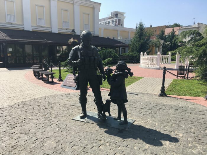 Памятник вежливым людям в Симферополе