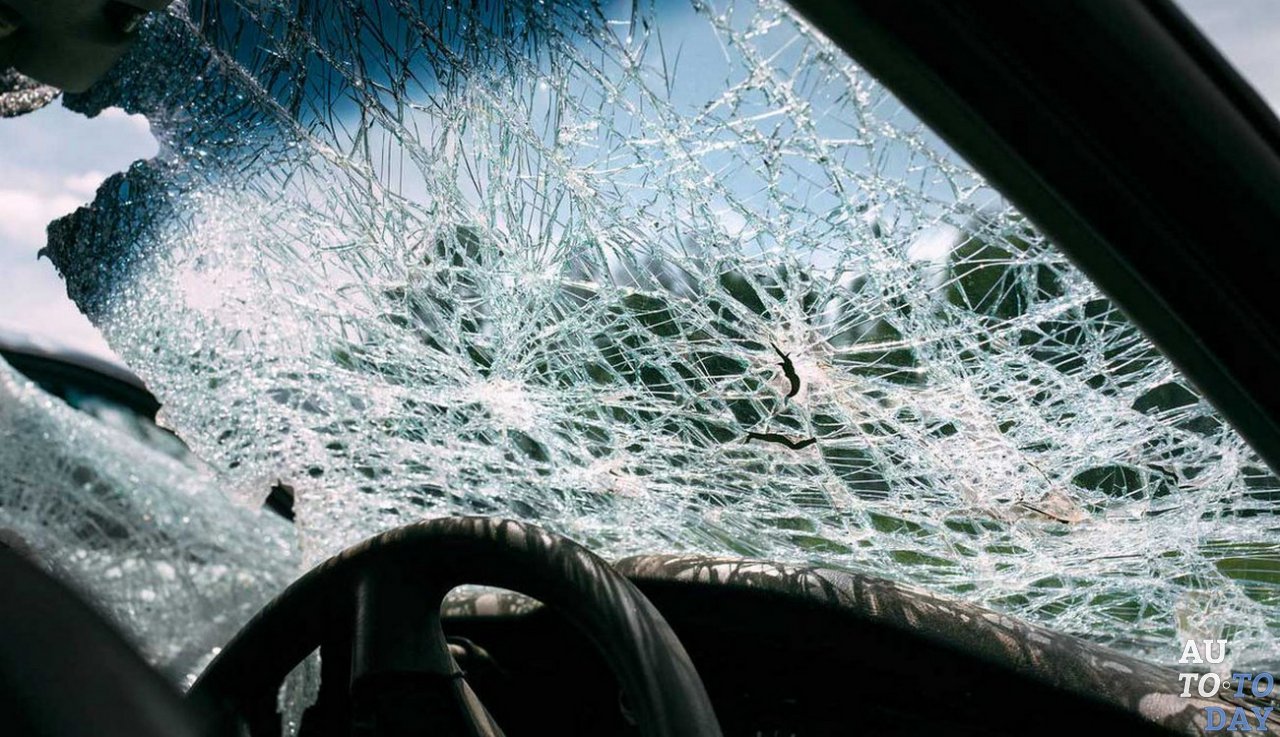 Разбитое лобовое стекло машины. Разбитое лобовое стекло. Разбитое стекло автомобиля. Разбитые стекла в машине. Разбитое лобовое стекл.