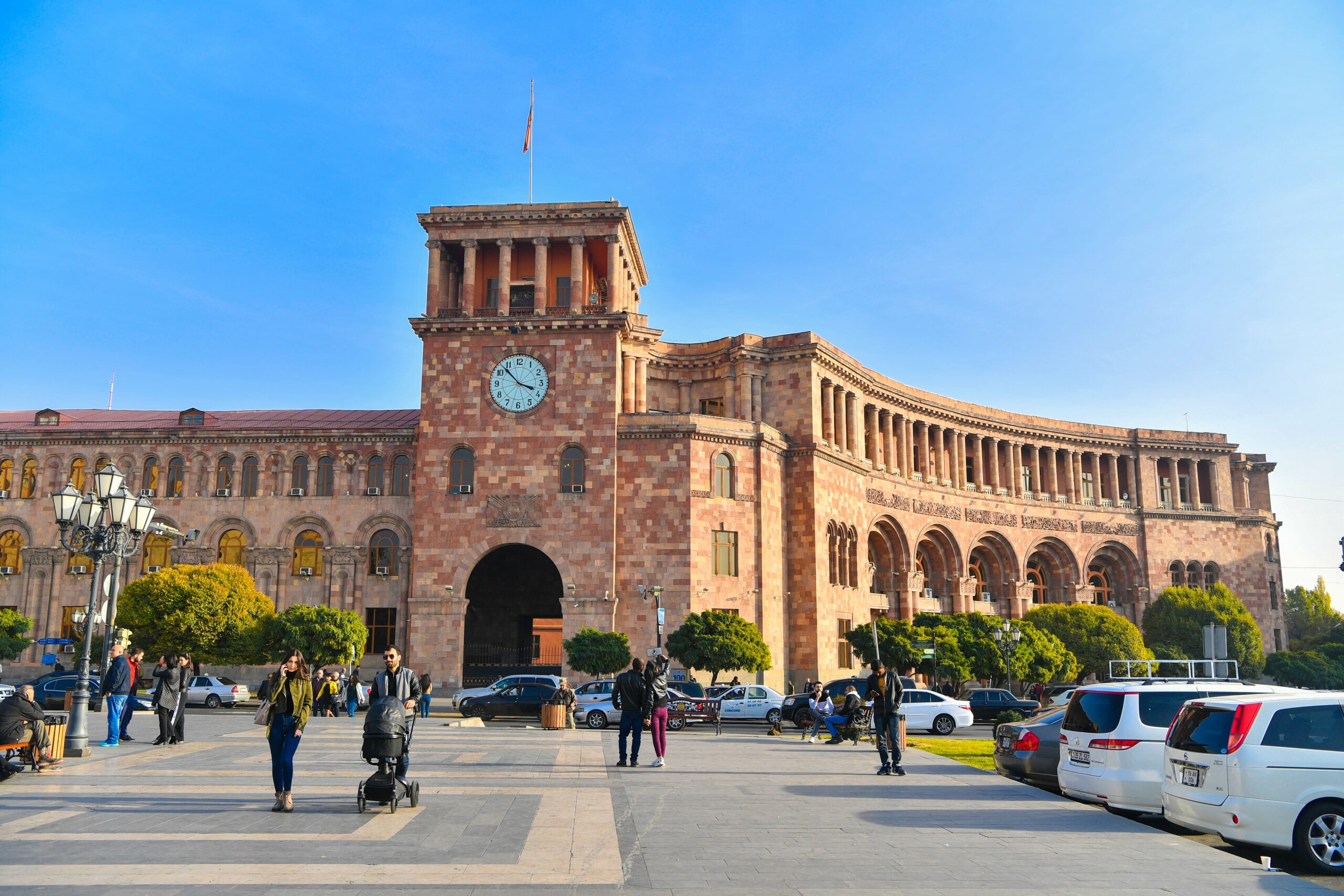 Ереван режим работы. Министерство экономики Армении здание.