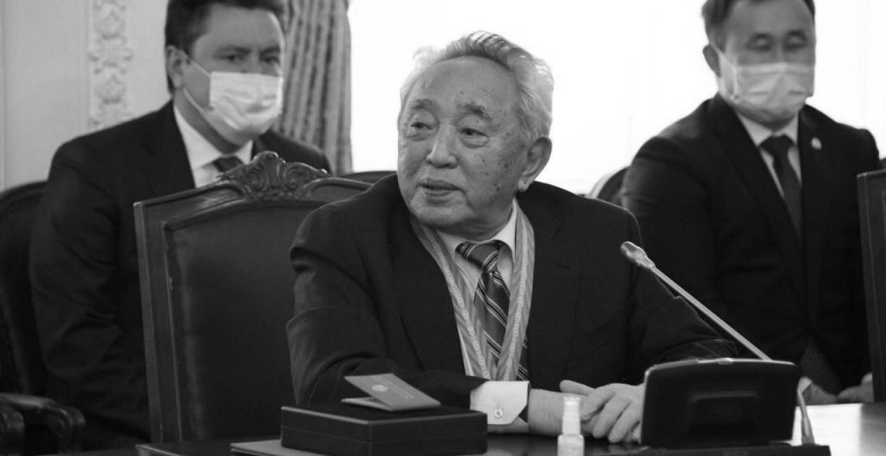 Умер народный писатель Казахстана Кабдеш Жумадилов