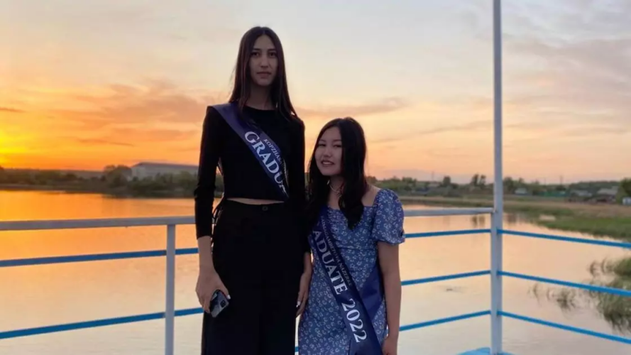Случай в казахстане с девушкой салтанат. Аружан Ишанбекова. Высокие девушки. Самая высокая девушка в Казахстане. Самая высокая девушка Казахстана Аружан Ишанбекова.
